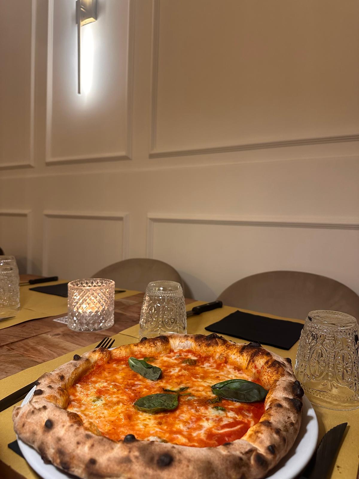 Pizza napoletana appena sfornata